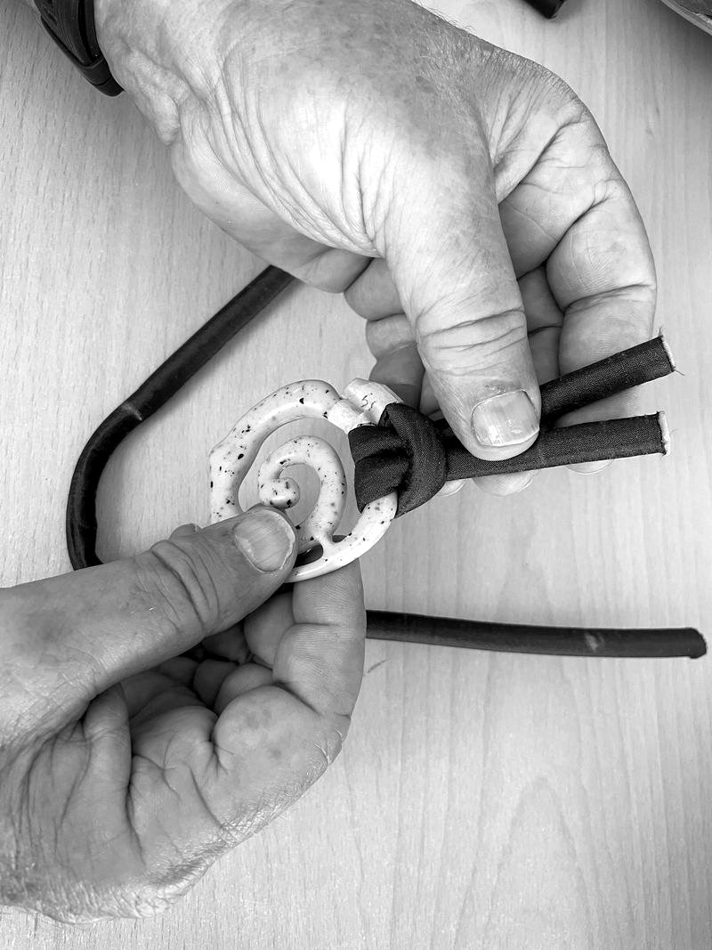 Assembling a metal heel component by hand
