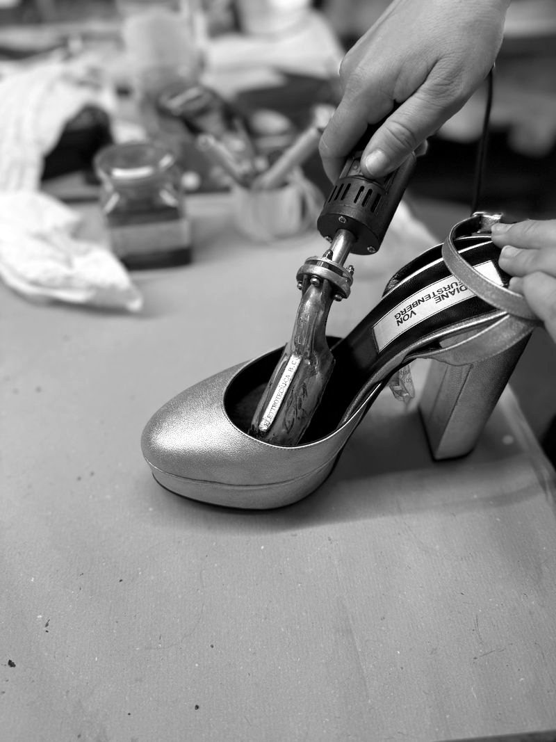 Metallic platform shoe at the heel-attaching machine
