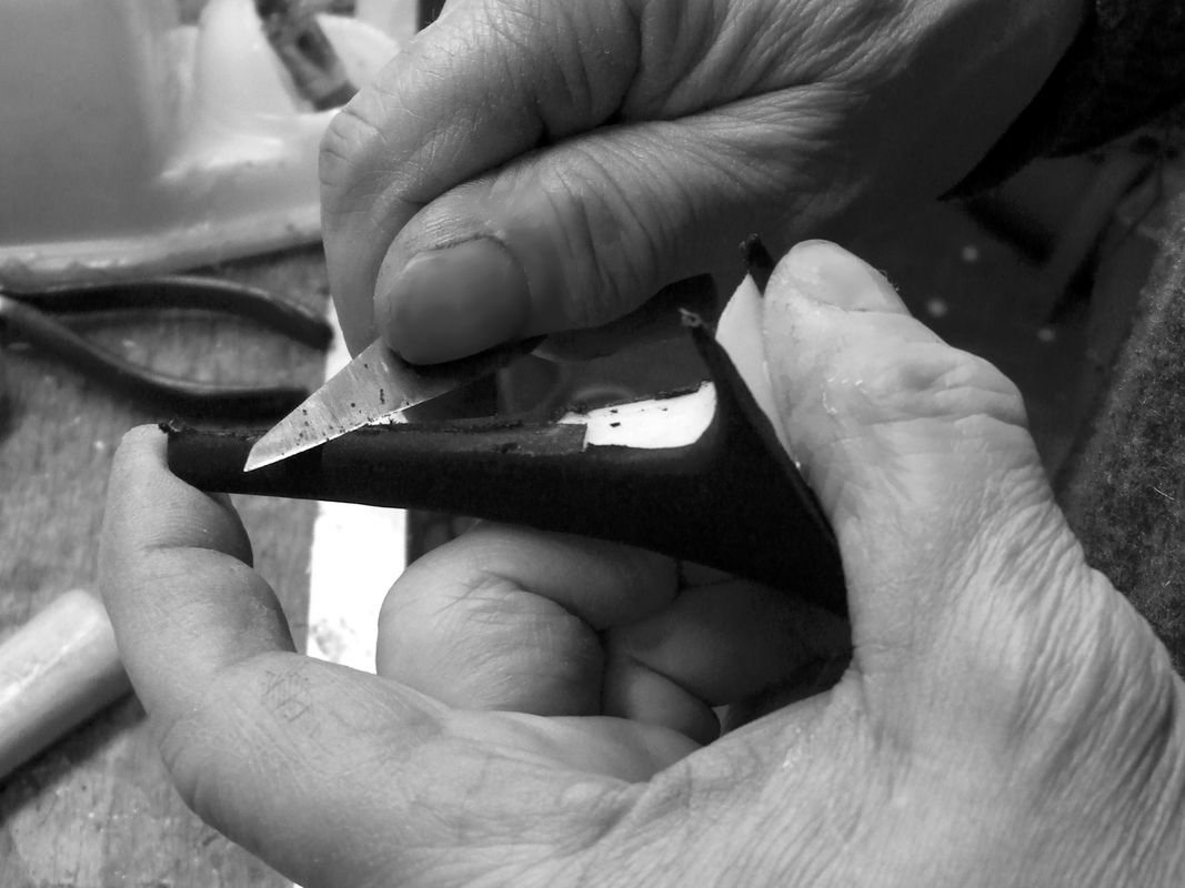 Trimming the heel covering by hand