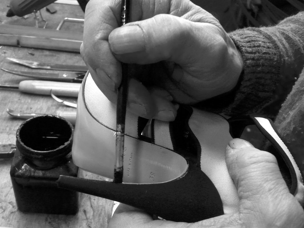 Finishing the heel covering with glue and blade