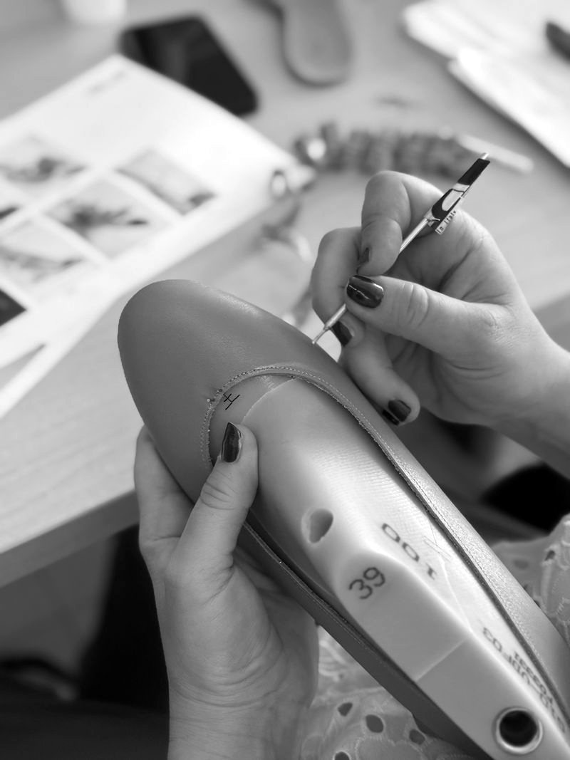 Hand-painting details on a metallic shoe