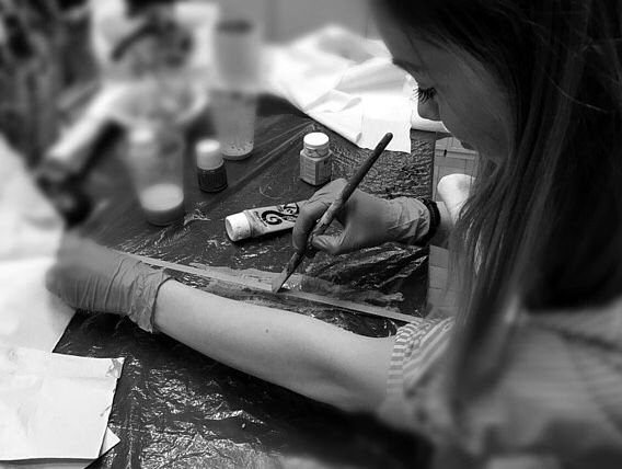 Finishing a shoe component with a brush