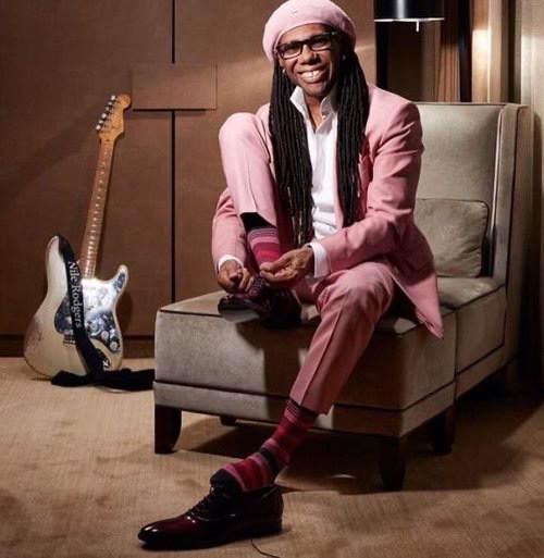 Musician in a pink suit and burgundy leather shoes